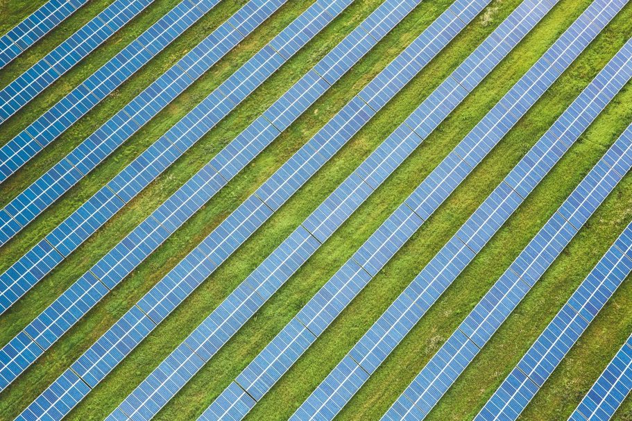 Freiflächen-Photovoltaik auf einer grünen Wiese